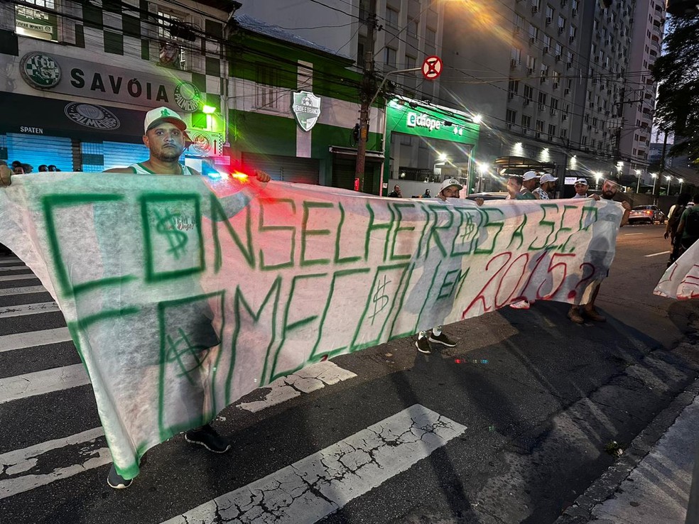 Torcedores do Palmeiras protestam contra o Conselho — Foto: Thiago Ferri