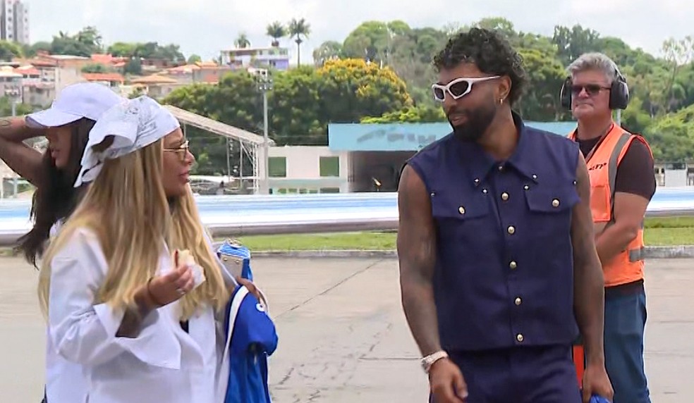 Gabigol e Rafaella Santos, irmã de Neymar, na chegada a BH — Foto: Reprodução/TV Globo