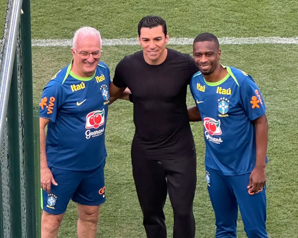 Ex-zagueiro Lúcio ao lado do técnico Dorival Júnior e do coordenador Juan — Foto: Bruno Cassucci