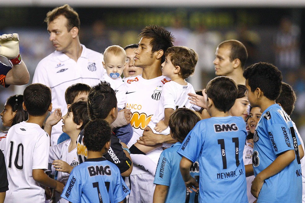 Camisa azul turquesa do Santos fez sucesso entre os torcedores em 2012 — Foto: Ricardo Saibun/Santos