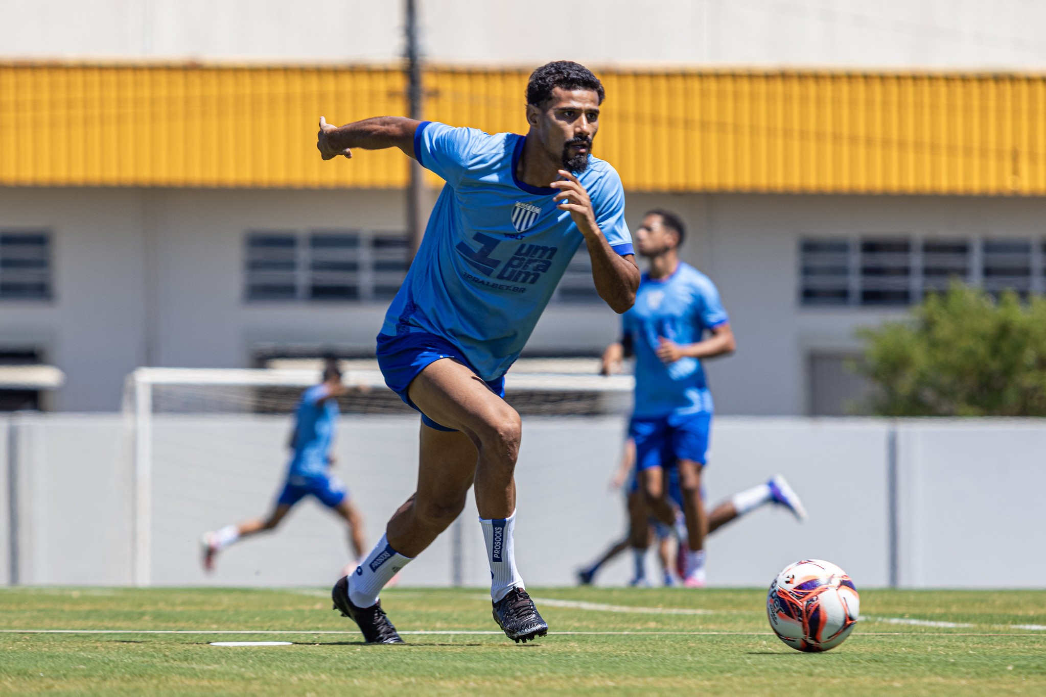 Após dois anos parado por lesão, ex-Vasco e Inter volta aos gramados: "Passou um filme"