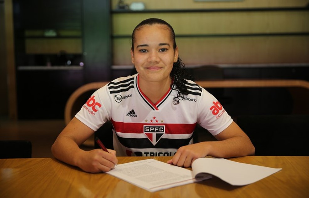 Carol F. assinou contrato profissional com o São Paulo — Foto:  Gabriela Montesano / saopaulofc.net