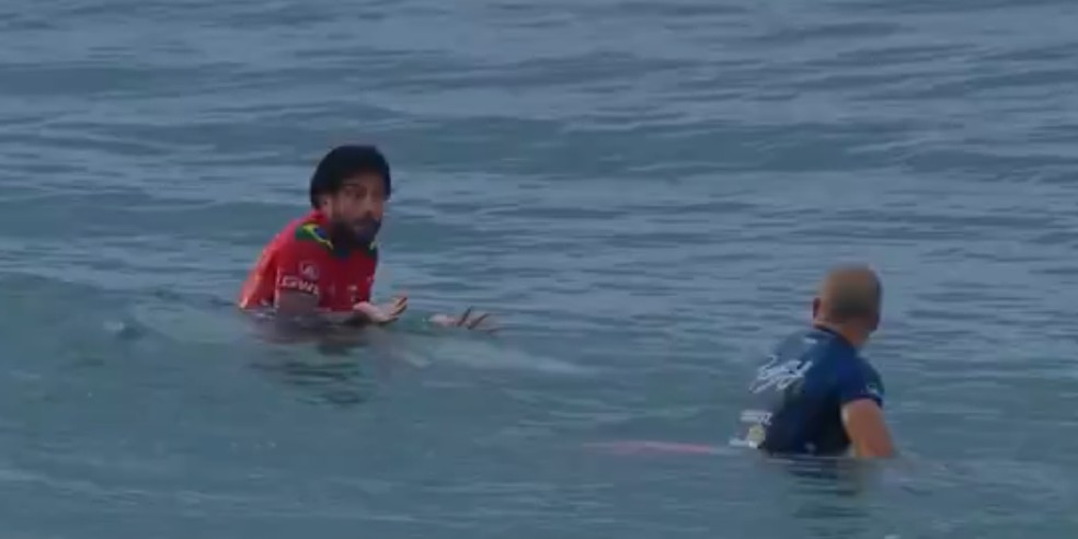 Filipe Toledo discute com Julian Wilson no fim da bateria em Gold Coast — Foto: Reprodução
