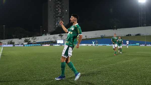 Lopez destaca-se no Palmeiras após recusar River e assume posição de titular.