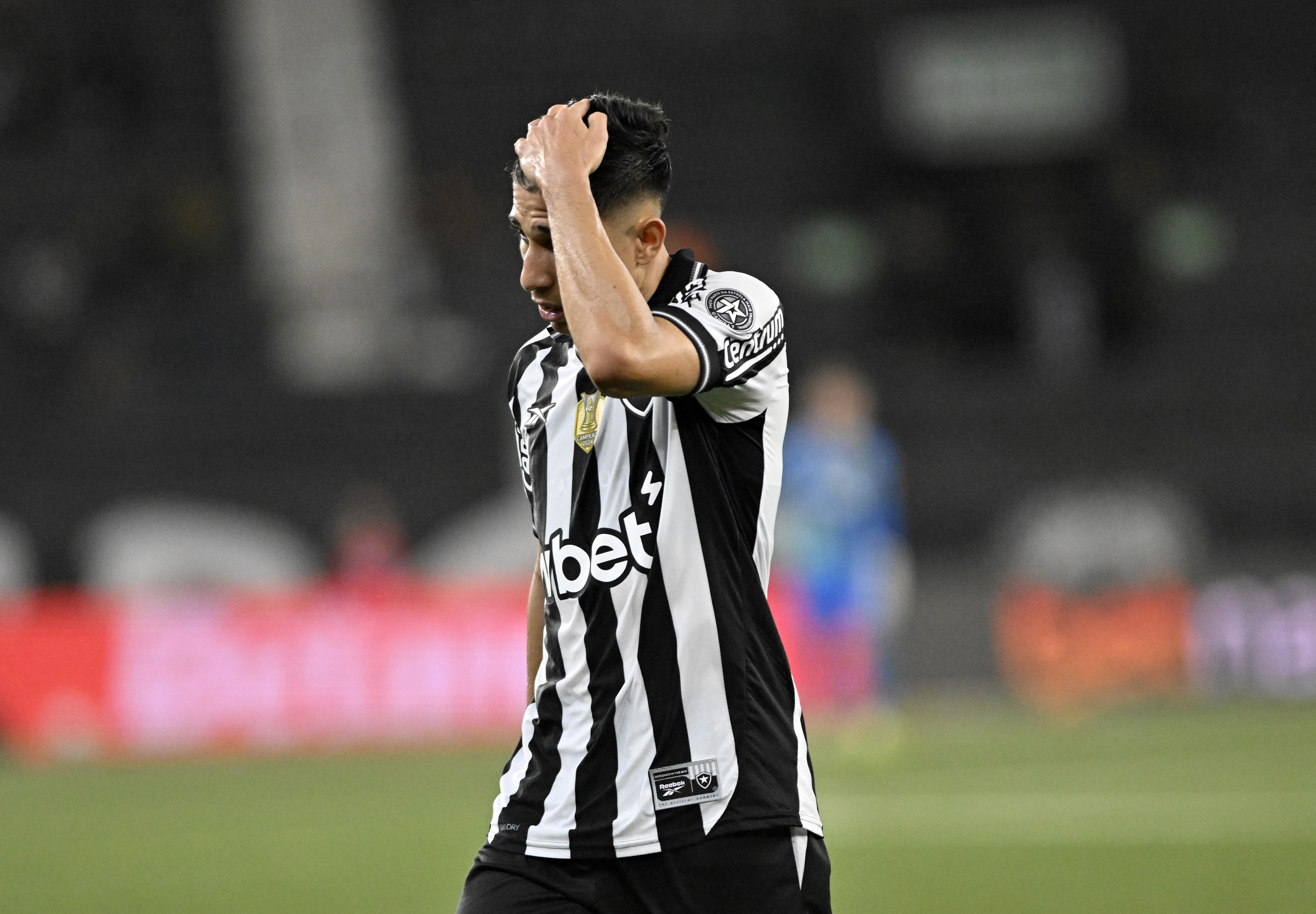 Arthur Cabral e Savarino desfalcam Botafogo contra o Ceará