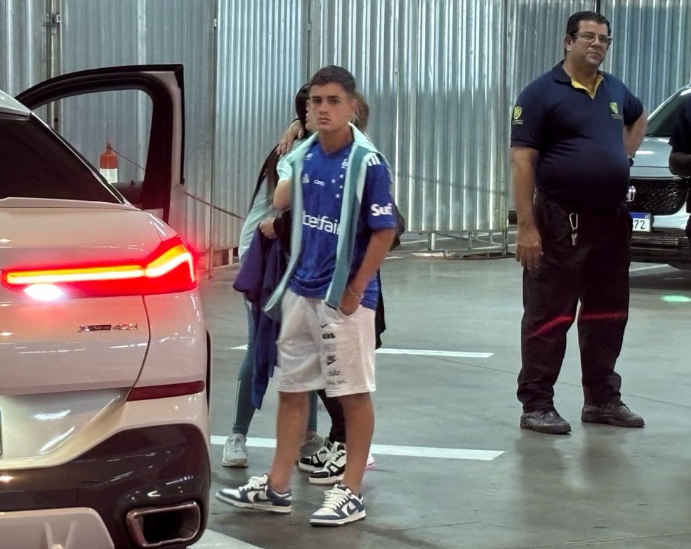 Henrique Lemos em jogo recente do pai pelo Cruzeiro — Foto: Guilherme Macedo