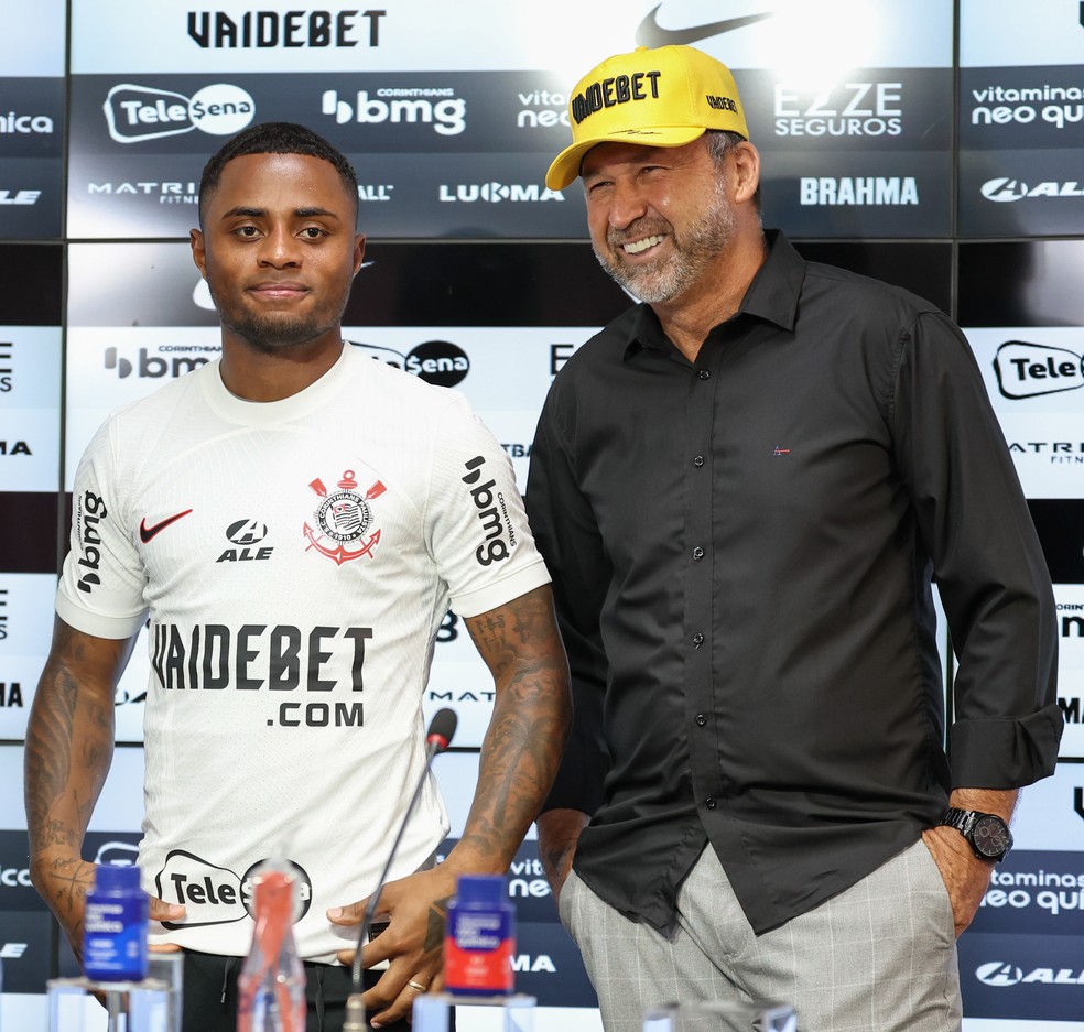 Augusto Melo apresenta Diego Palacios como reforço do Corinthians — Foto: Marcello Zambrana/AGIF