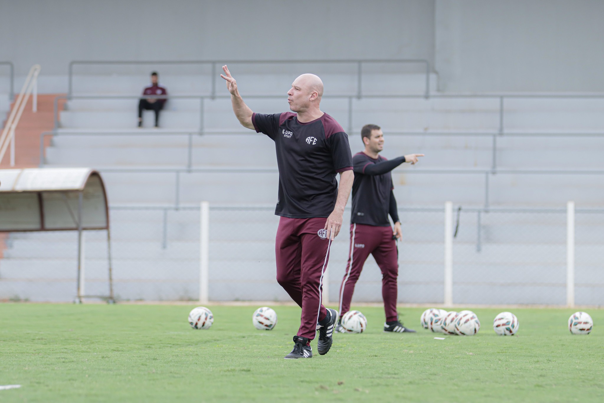Jogador da Ferroviária durante treino na Fonte Luminosa com fundo do campo
