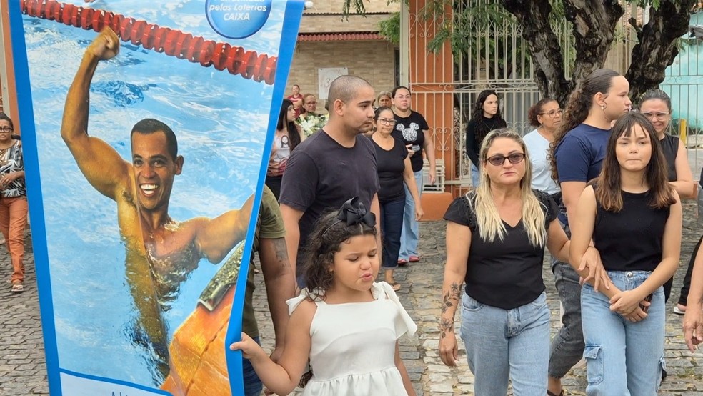 Amigos e familiares se despedem de Adriano Gomes de Lima — Foto: Inter TV Cabugi