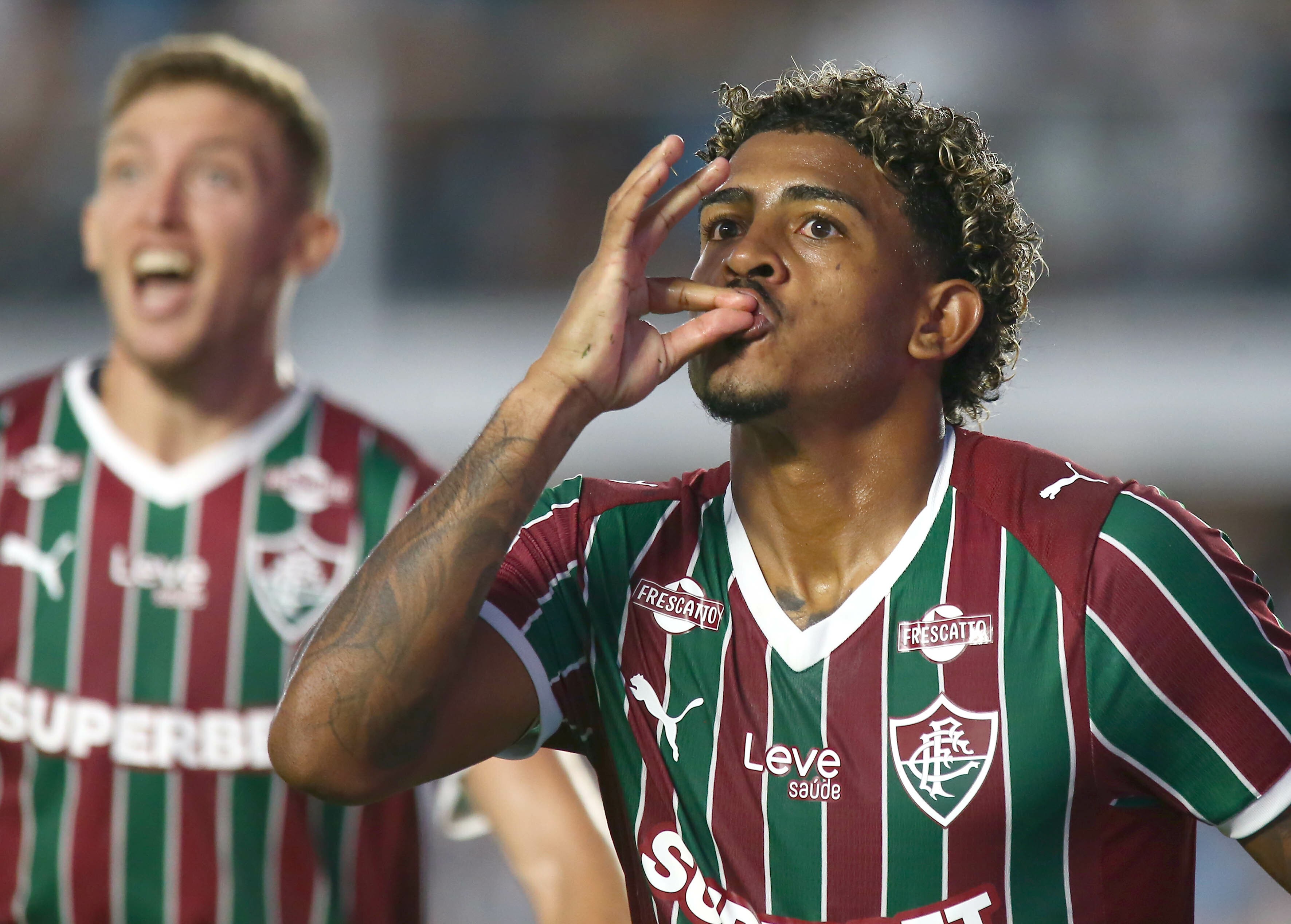 Comemoração inusitada de John Kennedy gera memes e repercussão após vitória do Fluminense
