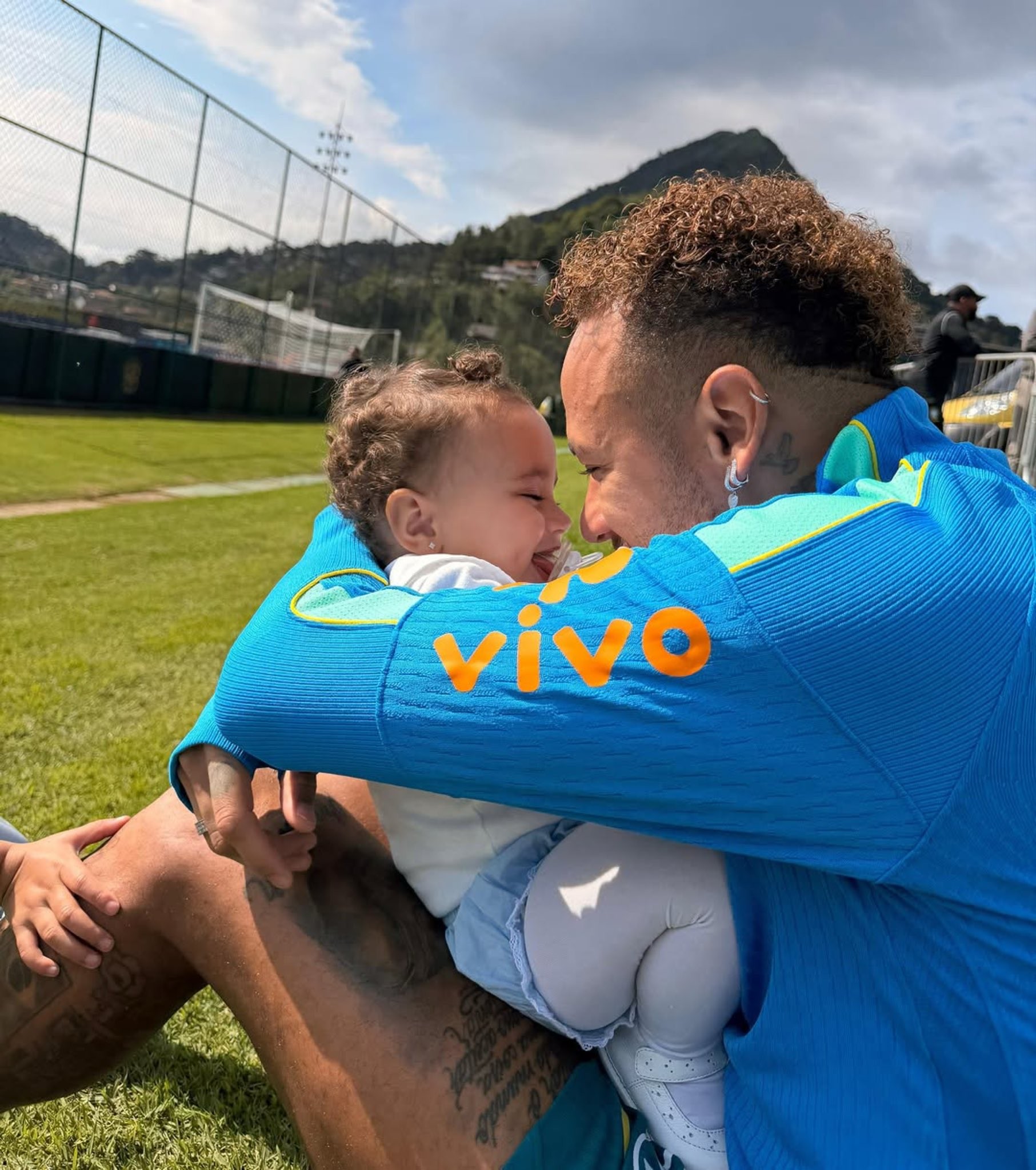 Neymar e Biancardi celebram aniversário de filha mais nova em dia de jogo do Brasil: "Papai te ama"