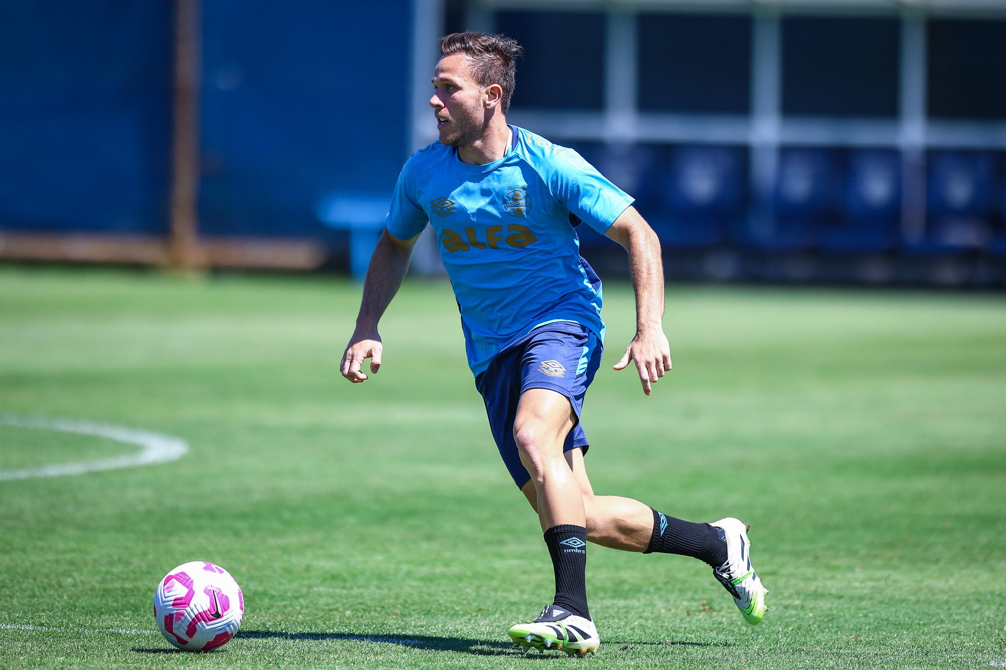Arthur é o melhor passador do Grêmio e bate 100% de acerto