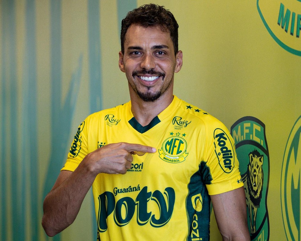 Eduardo é apresentado como meia do Mirassol — Foto: JP Pinheiro/Agência Mirassol