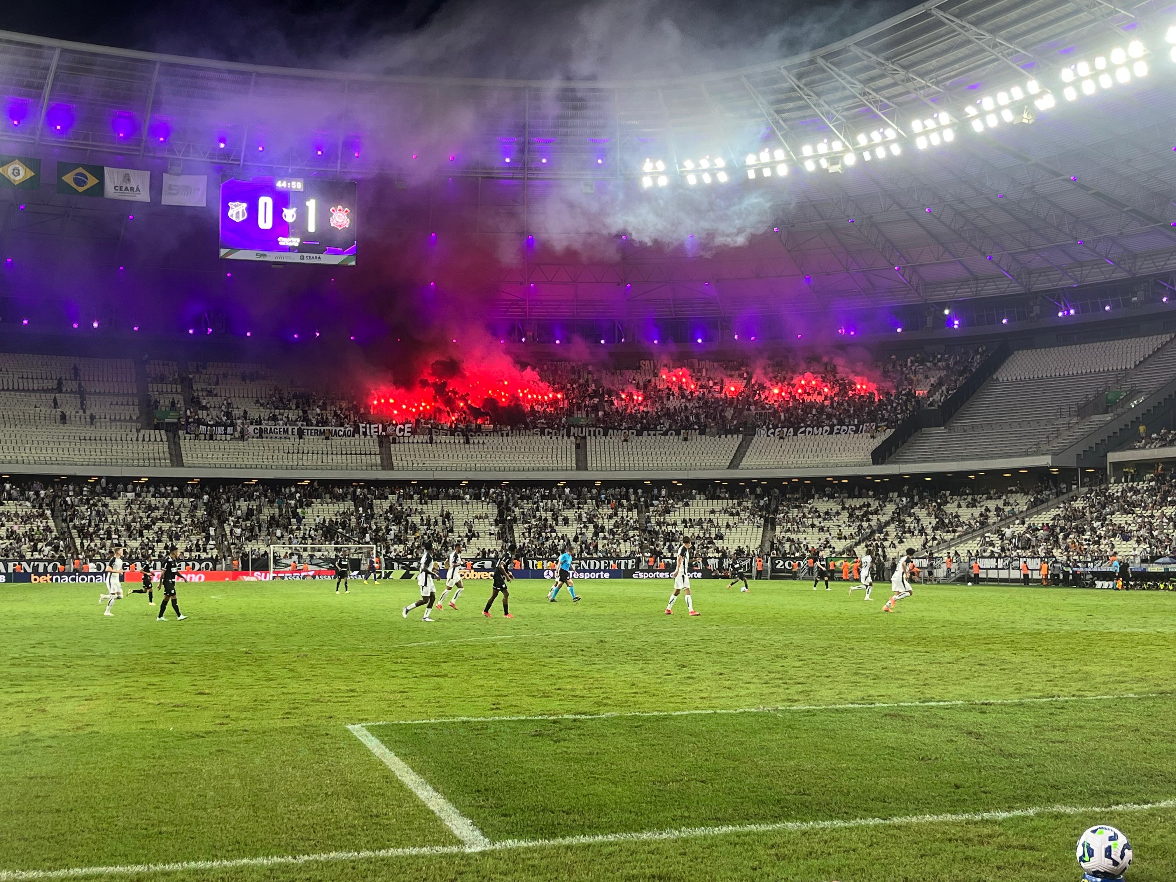 Torcedores do Corinthians detidos no Castelão por uso de sinalizadores e rojões.