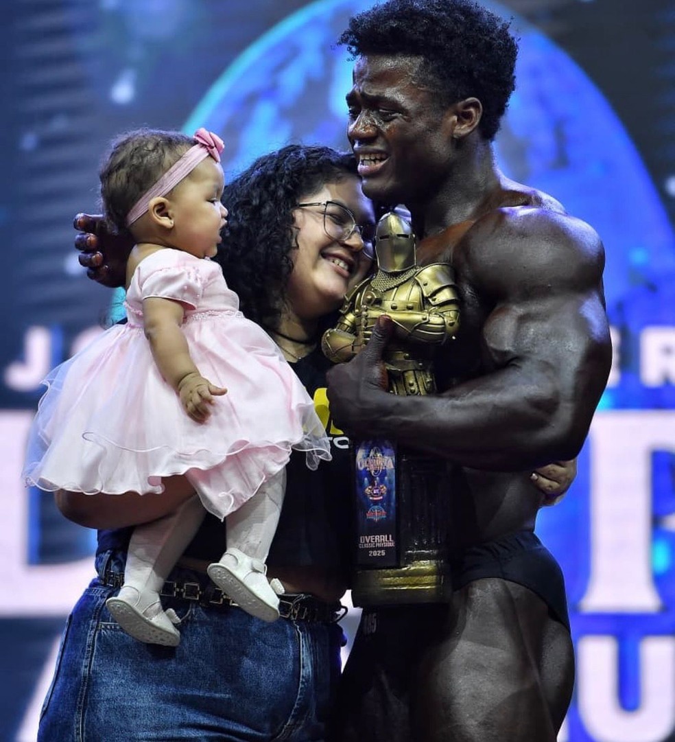 Rodrigo Pantera com a esposa e afilha após título do Mr. Olympia Brasil 2025 — Foto: Reprodução/Instagram