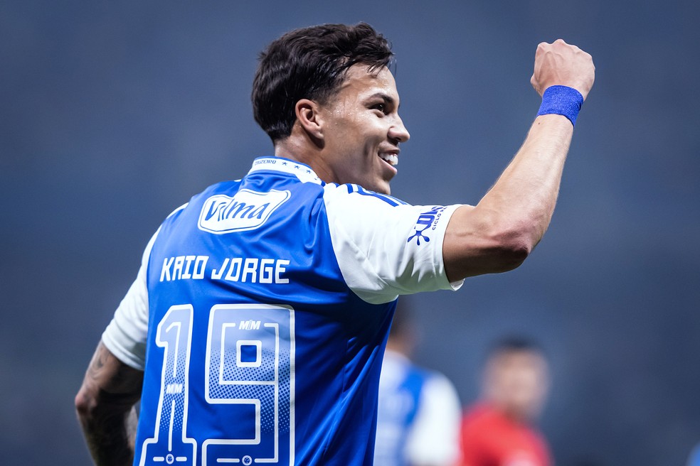Kaio Jorge comemora gol pelo Cruzeiro em partida contra o Atlético-MG