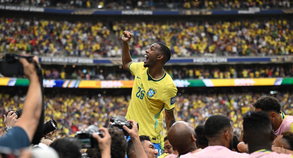 Rayan comemora gol de Gabriel Martinelli em Brasil x Jap�o � Foto: REUTERS/Annegret Hilse