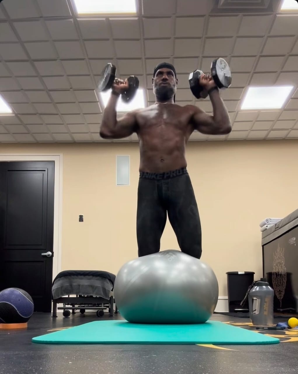 Com dez destinos possíveis na NBA, LeBron impressiona em treino
