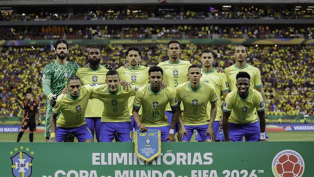 Jogadores titulares do Brasil na partida contra a Colômbia
