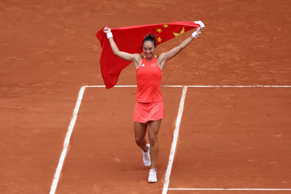 Qinwen Zheng conquistou o inédito ouro em simples para a China em Paris — Foto: REUTERS/Pilar Olivares