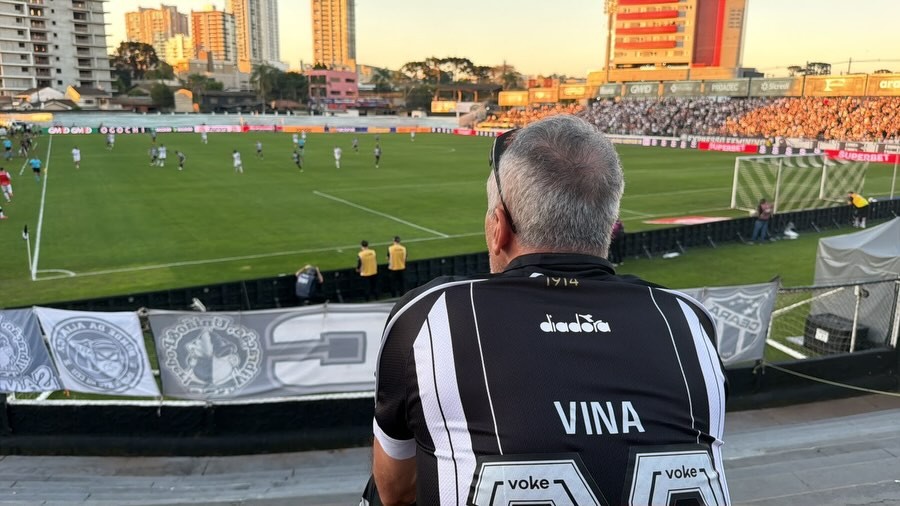 Vina reencontra pai e amigos em jogo no Paraná e marca gol importante para o Ceará