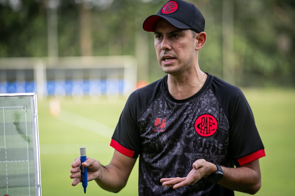 Técnico Igor Guerra deixa o comando do Pouso Alegre após goleada do América-MG — Foto: Giovanni Mendes/Pouso Alegre SAF