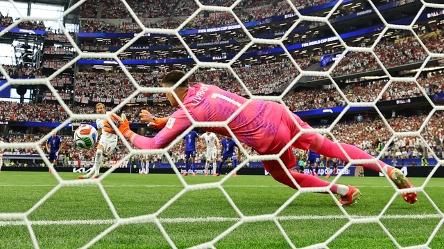 Dominik Livakovic se adianta em pênalti de Harry Kane em Inglaterra x Croácia