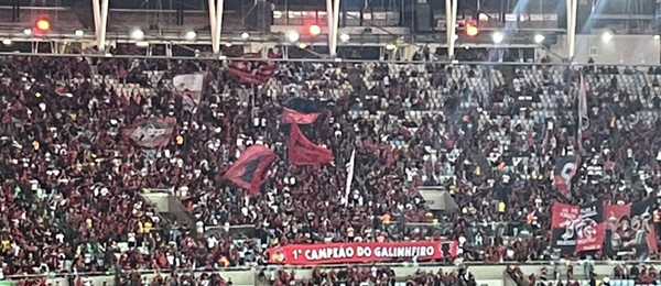 Torcida do Flamengo provoca Atlético-MG com título inédito na Arena MRV