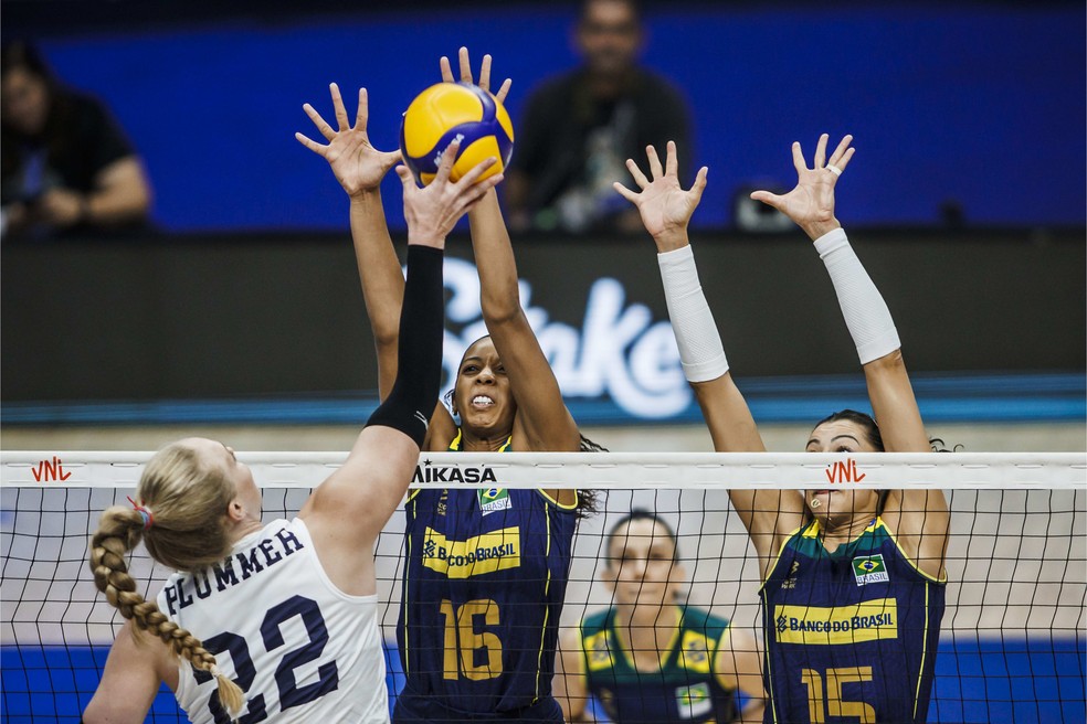 Plummer encara bloqueio do Brasil — Foto: Divulgação/FIVB