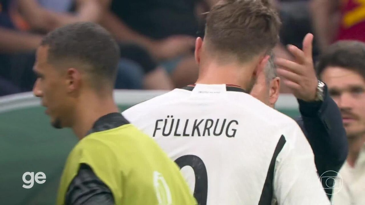 Katarische Fans tragen Fotos von Özil, wie er auf die Proteste deutscher Spieler reagiert |  Weltmeisterschaft