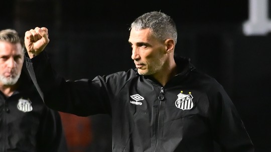 Invencibilidade e tropeços de rivais dão respiro no primeiro mês sob o comando de Vojvoda - Foto: (Jota Erre/AGIF)