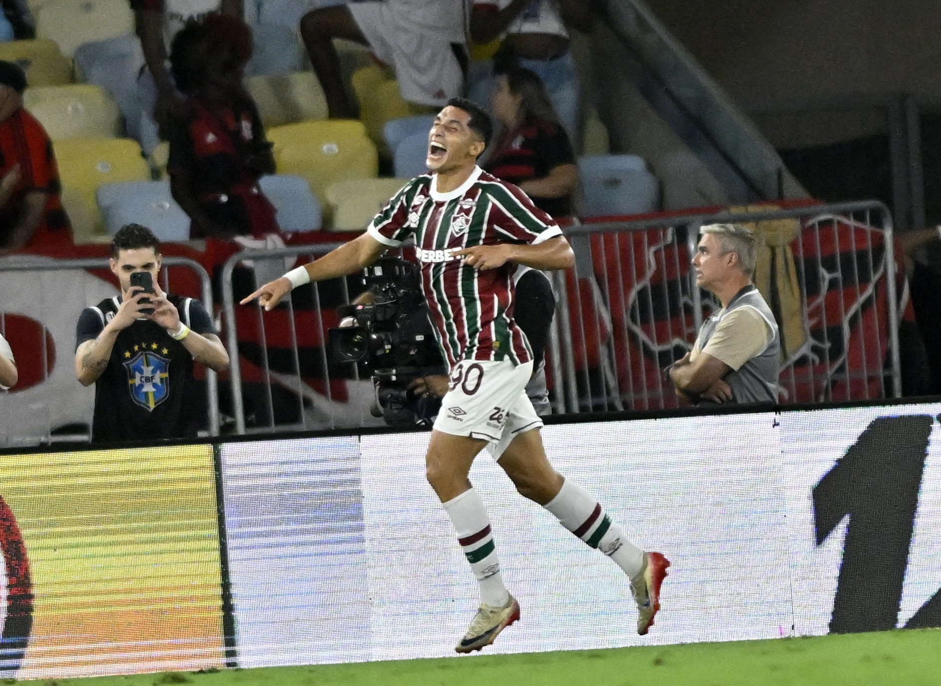 Fluminense aproveita falhas de Flamengo, e Serna garante vitória em gol vazio no clássico carioca