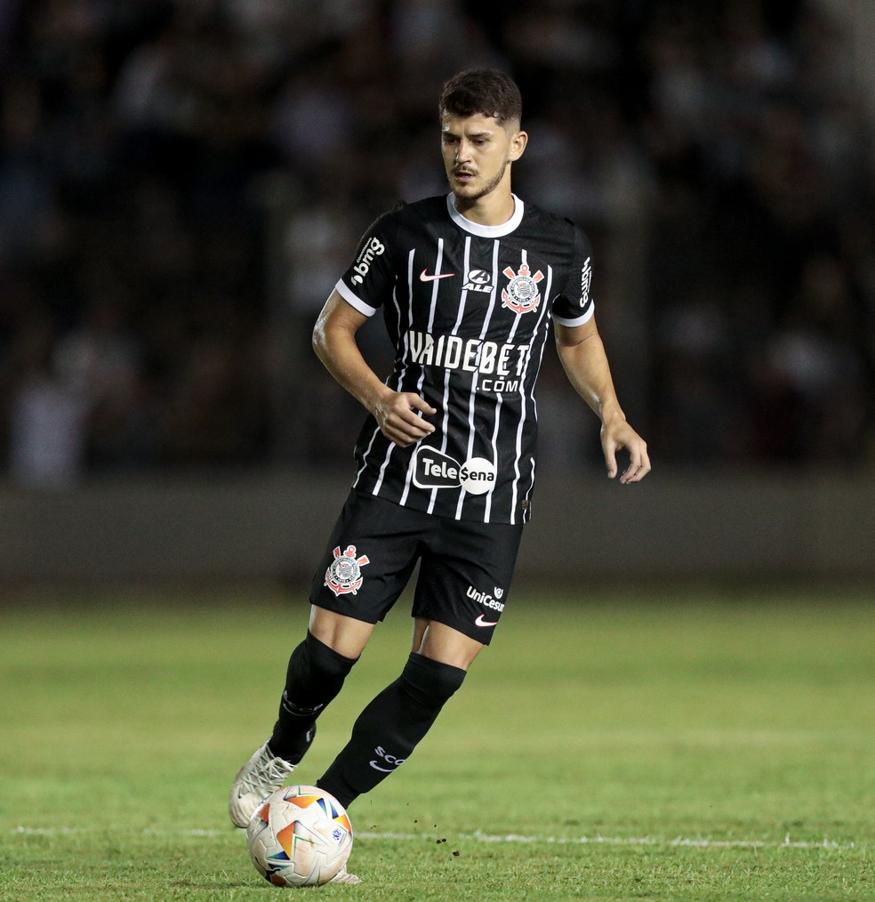 Hugo se estabeleceu como lateral-esquerdo titular do Corinthians — Foto: Rodrigo Coca/Ag. Corinthians