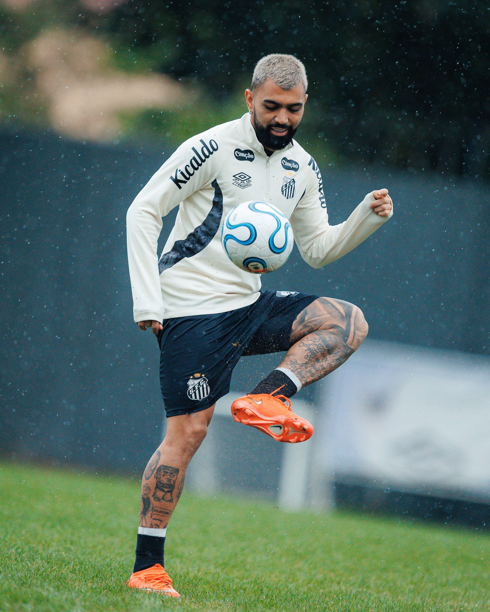 Em alta no Santos, Gabigol tenta deixar pênalti perdido para trás e seguir decisivo sem Neymar