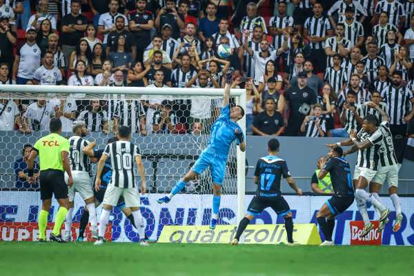 Grêmio enfrenta líder em teste de fogo e sobrevive com novo esquema.