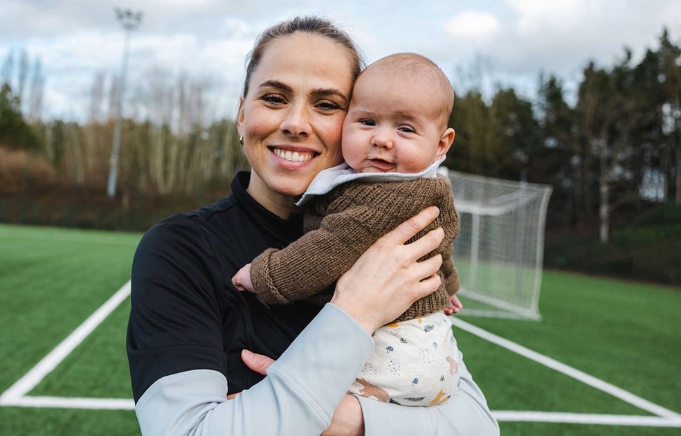 Sara Bjork, atleta que defendeu seus direitos como mãe em ação contra o Lyon na Fifa — Foto: FIFPro