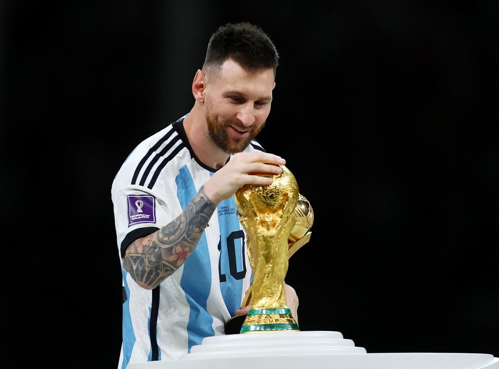 Lionel Messi passando a mão na taça da Copa do Mundo — Foto: REUTERS/Hannah Mckay