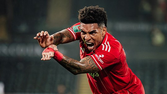 Ex-Botafogo, Igor Jesus marca primeiros gols pelo Nottingham Forest - John, Douglas Luiz e o atacante têm o primeiro jogo como titulares do time inglês