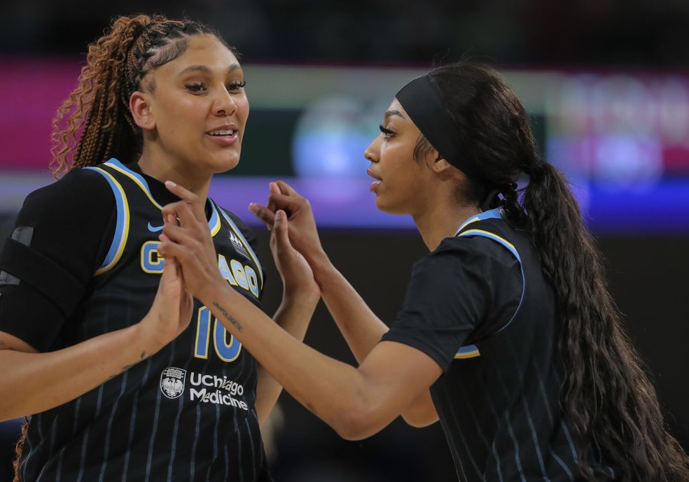 Kamilla Cardoso e Angel Reese em partida pelo Chicago Sky — Foto: Melissa Tamez/ Icon Sportswire