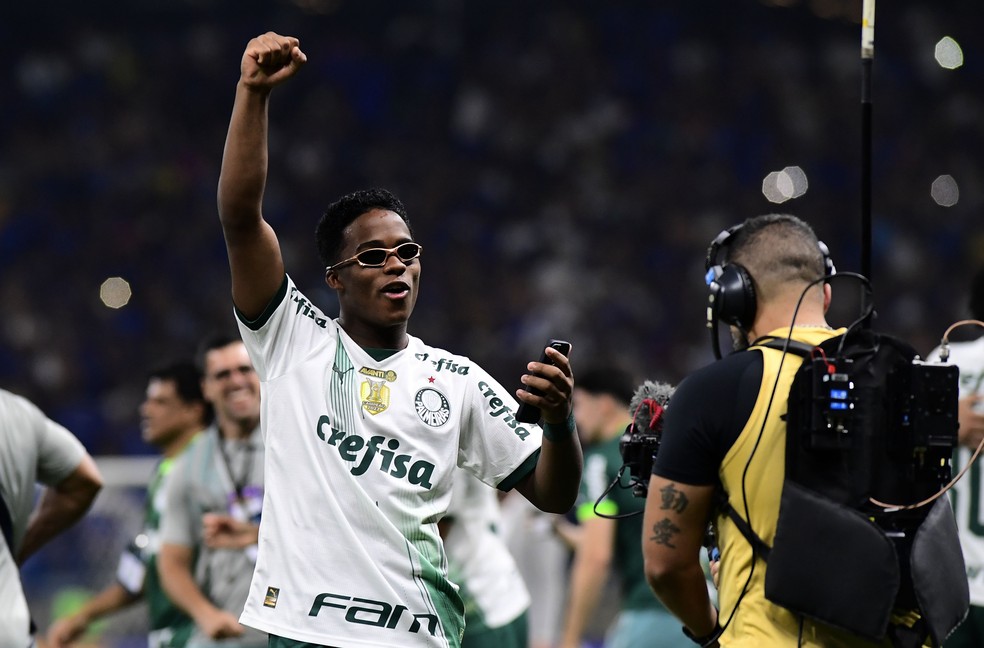 Endrick comemora sua quarta conquista como profissional no Palmeiras — Foto: Marcos Ribolli