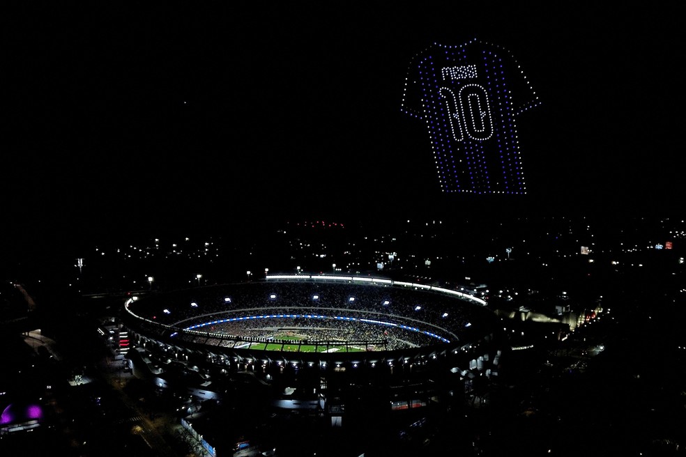 Messi recebe homenagem em show de drones — Foto: Reuters/Alessia Maccioni