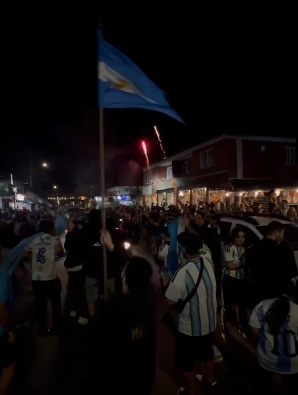 Torcedores fazem festa em praia mais argentina do Brasil após classificação; veja vídeo