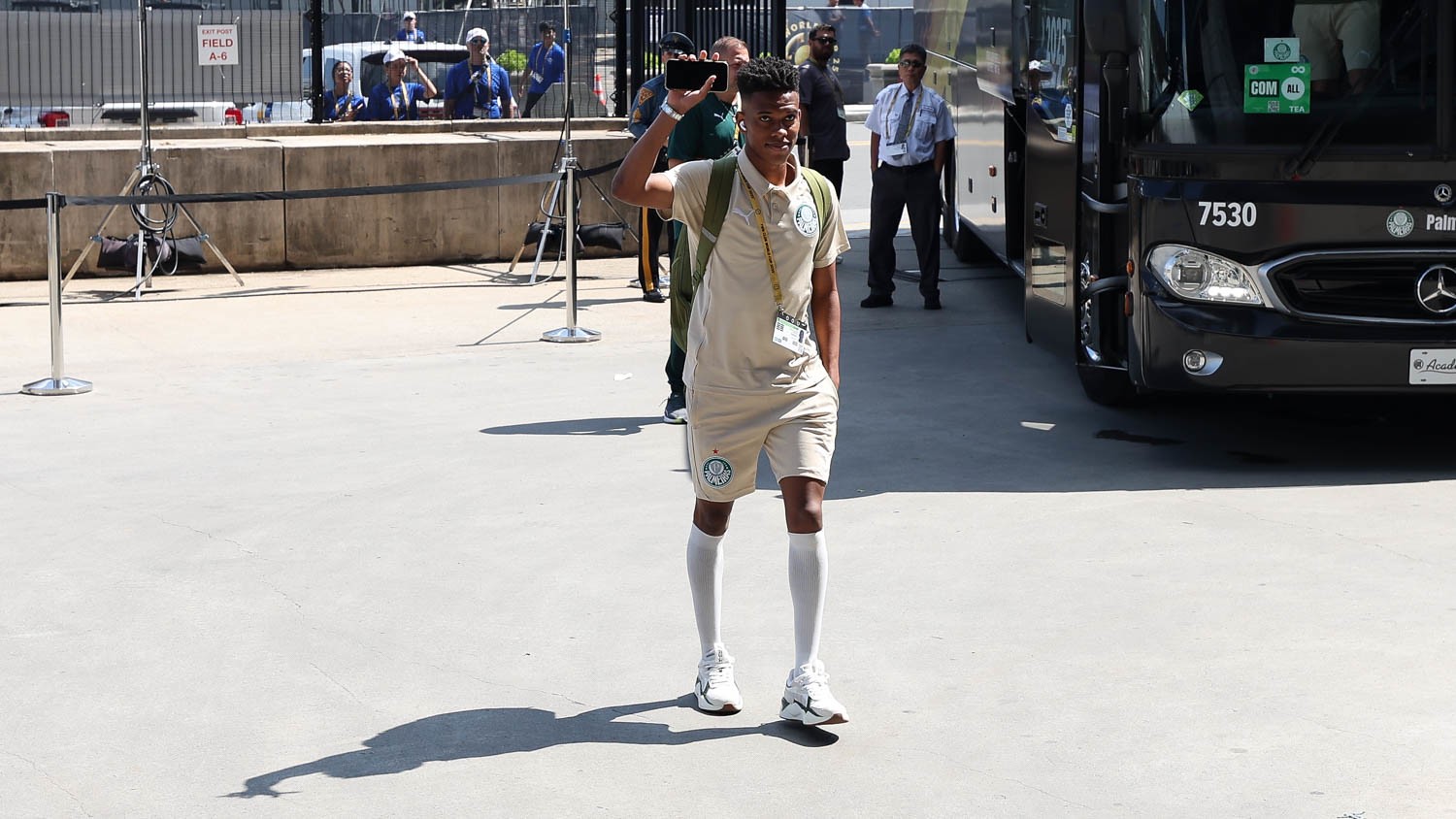 Estêvão enfrenta desafio crucial ao colocar permanência no Palmeiras à prova.