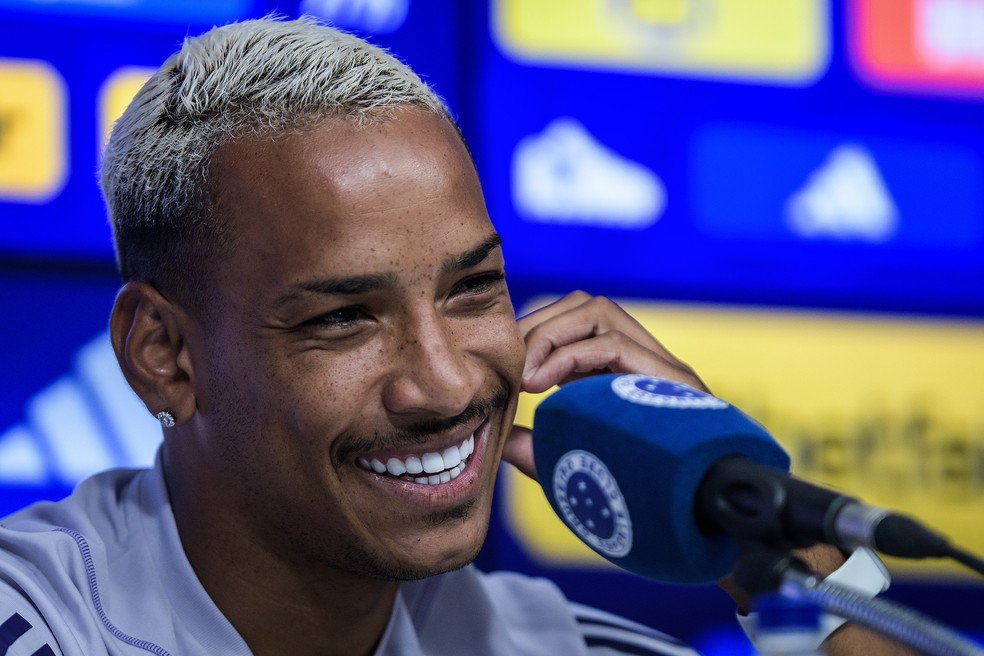 Matheus Pereira é apresentado no Cruzeiro — Foto: Gustavo Aleixo/Cruzeiro