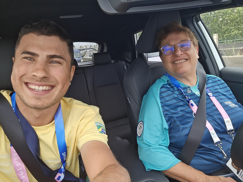 Ciclista Ulan Galisnki ao lado da tia dele na chegada a Paris &mdash; Foto: Divulga&ccedil;&atilde;o