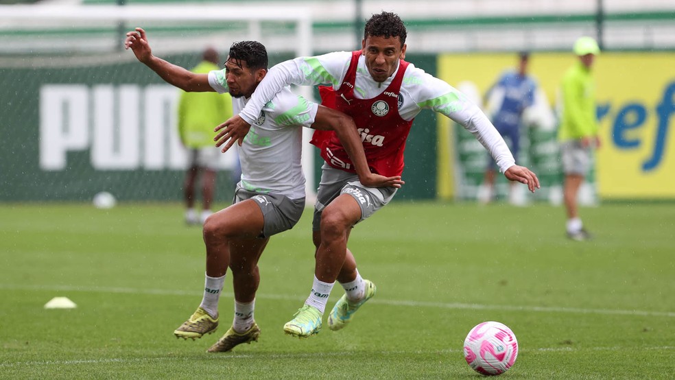 Rony e Marcos Rocha em disputa durante treino do Palmeiras — Foto: Cesar Greco/Palmeiras
