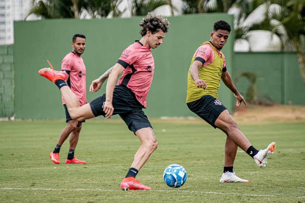 Yan Souto durante treino do Vitória em Goiânia — Foto: Victor Ferreira/EC Vitória