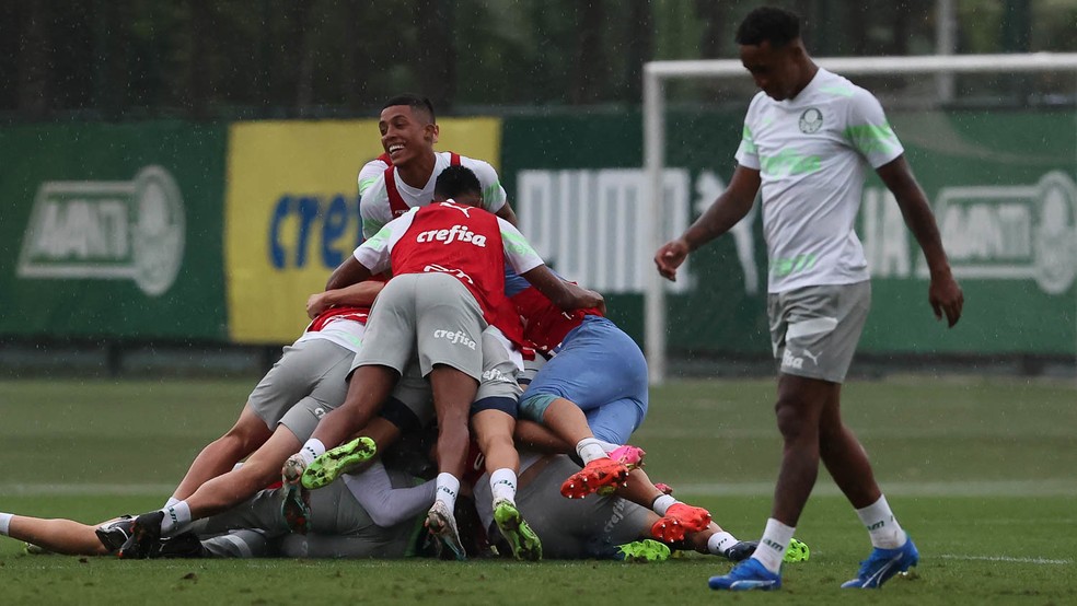 Jogadores do Palmeiras fazem montinho em Abel durante treino — Foto: Cesar Greco