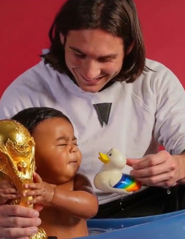 Recriação divertida de Messi dando banho em Yamal viraliza nas redes antes da final