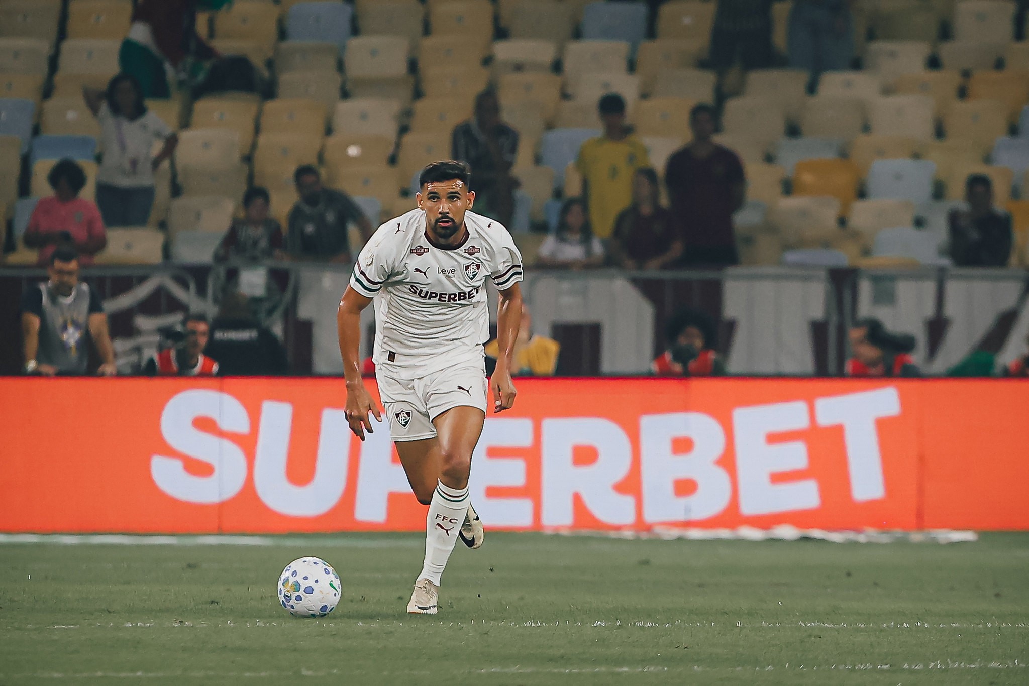 Fluminense registra duas partidas seguidas sem sofrer gols após cinco meses, apesar de escassez de zagueiros disponíveis
